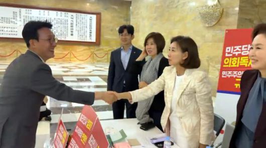 지난달 30일 김민석(맨 왼쪽) 당시 국무총리 후보자가 서울 여의도 국회 로텐더홀에서 '김 후보자 지명 철회'를 요구하며 농성 중인 나경원 국민의힘 의원과 악수하고 있다. 김 후보자는 3일 국회에서 인준안이 가결돼 이재명 정부 초대 총리에 올랐다. 뉴시스