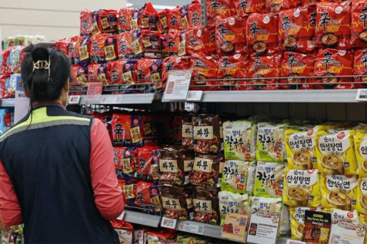 지난달 8일 서울의 한 대형마트에서 시민이 라면을 고르고 있다. 라면은 5월 전년 동월 대비 6.2% 상승해 1년 8개월 만에 가장 큰 폭으로 가격이 올랐다.뉴스1