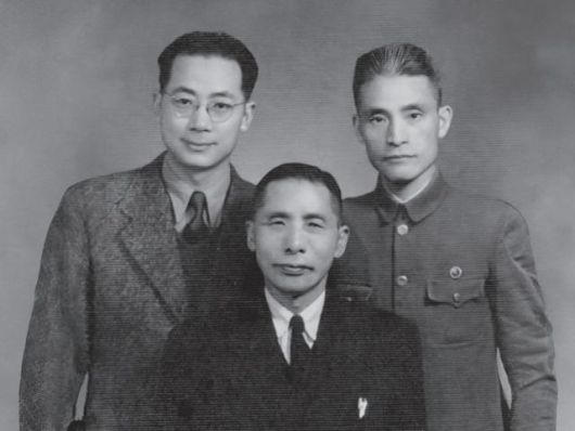 김구(가운데) 선생이 윤봉길 열사에게 폭탄을 만들어 준 중국인 왕백수(왼쪽), 중국 국민당군에서 활약하던 김홍일과 함께 찍은 사진. 김홍일 장군 기념사업회