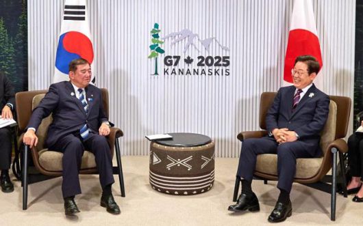 이재명 대통령이 지난달 17일 캐나다 앨버타주 캐내내스키스 주요 7개국(G7) 정상회의장에서 이시바 시게루 일본 총리와 한일 정상회담을 하고 있다. 캐내내스키스=뉴스1