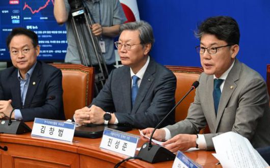 진성준(왼쪽 세 번째) 더불어민주당 정책위의장이 6월 30일 국회에서 열린 경제6단체 상근부회장단과의 간담회에서 발언하고 있다. 왼쪽부터 허영 원내정책수석부대표, 김창범 한국경제인협회 부회장, 진 정책위의장. 고영권 기자