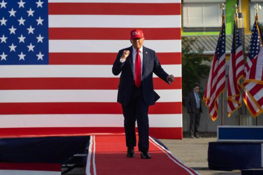 도널드 트럼프 미국 대통령이 3일 미국 아이오와주 디모인에서 열린 미국 독립기념일(7월 4일) 전야 행사에 참석해 지지자들을 향해 주먹을 들어 보이고 있다. 디모인=AFP 연합뉴스