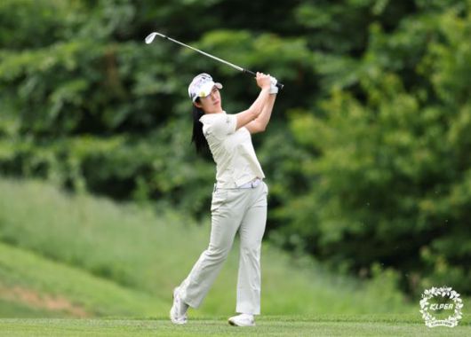 아이언 샷을 하고 있는 이세희. KLPGA 제공