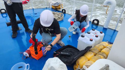 인천시 보건환경연구원 관계자가 3일 강화군 앞바다에서 바닷물 채수 작업을 하고 있다. 강화군 제공