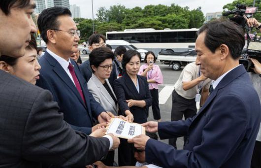 유상범 국민의힘 원내운영수석부대표와 김은혜 원내정책수석부대표를 비롯한 의원들이 4일 서울 용산구 대통령실 앞에서 우상호 정무수석에게 항의서한을 전달하고 있다. 국민의힘은 이날 추가경정예산(추경)안에 대한 여야 합의가 최종 결렬된 책임이 더불어민주당의 대통령실 특수활동비(특활비) 증액 요구에 있다며, 대통령실을 찾아 대국민 사과를 요구하는 항의서한을 전달했다. 뉴스1