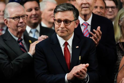 미국 공화당 소속 마이크 존슨(가운데) 하원의장이 3일 워싱턴 국회의사당에서 '하나의 크고 아름다운 법안' 가결 이후 공화당 하원 원내대표인 스티브 스컬리스 의원의 발언이 끝나자 박수를 치고 있다. 워싱턴=AP 연합뉴스