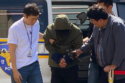 생활고를 비관해 처자식을 살해한 혐의로 체포된 지모씨가 지난달 4일 광주지법에서 열린 구속 전 피의자 심문(영장실질심사)에 출석하고 있다. 광주=연합뉴스