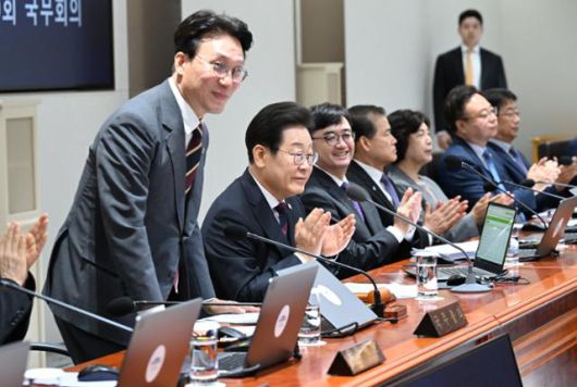 이재명 대통령이 5일 서울 용산 대통령실청사에서 열린 제29회 국무회의에서 김민석 국무총리를 소개하고 있다. 왕태석 선임기자