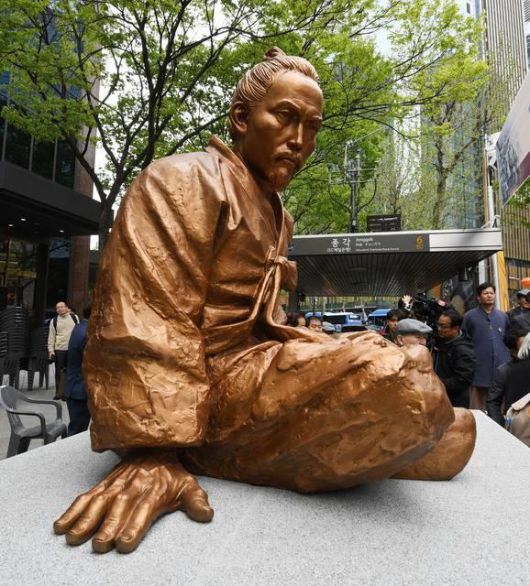 동학농민혁명의 지도자 전봉준의 순국 123주기를 맞아 2018년 서울 종로구 영풍문고 앞에 세워진 동상. 홍인기 기자