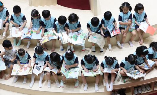 대구 달성군 직장어린이집 원아들이 1일 달성어린이숲도서관에서 책을 보고 있다. 대구=연합뉴스