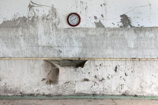 일본 후쿠시마현 미나미소마시의 한 노인 요양 시설 벽에 걸린 시계가 원전 사고 이후 10개월이 지나서도 변함없이 시간을 재고 있었다. 벽의 검은 자국은 지진해일이 덮친 흔적이다. ⓒ정주하 작가