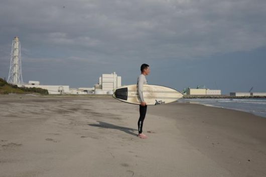 후쿠시마 제1원전 오염수가 방류됐던 인근 바닷가에서 일본 청년이 서핑을 즐기며 한가로운 일상을 보내고 있다. ⓒ정주하 작가