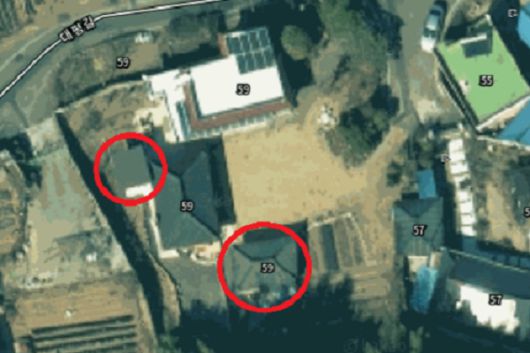 김영훈 고용노동부 장관 후보자가 소유하고 있는 경남 창원시 마산합포구 대평리 소재 한 단독주택 부지의 위성사진. 하단에 있는 빨간 원형이 무허가 의심 건축물이고, 상단 원형이 미신고 가건물이다. 카카오맵 위성지도 캡처