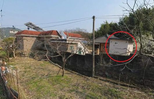 김영훈 고용노동부 장관 후보자가 경남 창원시 마산합포구 대평리 소재 한 단독주택에 2021년쯤 설치한 패널 가건물(원형 표기). 카카오맵 거리뷰 캡처