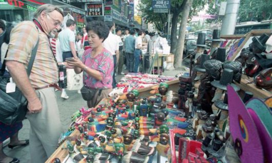 한 외국인이 1988년 서울올림픽 개최 당시 한국을 방문해 기념품을 고르고 있다. 한국일보 자료사진