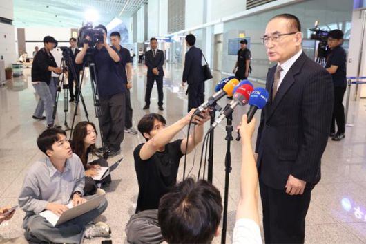 위성락(맨 오른쪽) 대통령실 국가안보실장이 6일 인천국제공항을 통해 미국으로 출국하기에 앞서 취재진의 질문에 답하고 있다. 위 실장은 미국 측 인사들과 안보뿐 아니라 관세 현안도 논의할 계획이다. 뉴스1