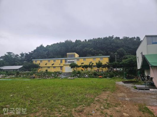2일 인천 강화군 송해면 당산리에 위치한 폐교 운동장 공터. 이곳은 올해 초만 해도 글램핑 장소로 운영됐으나, 확성기 소음 문제가 본격화하면서 운영 중단에 들어간 것으로 알려졌다. 오세운 기자