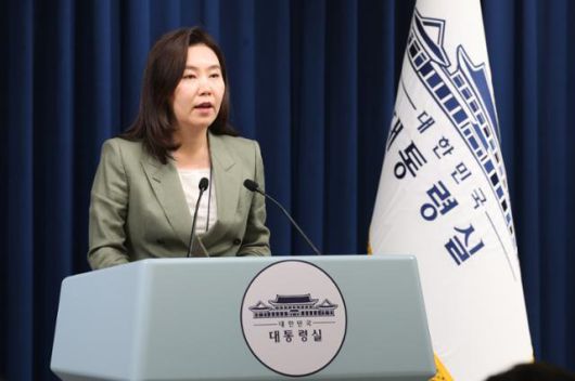 강유정 대통령실 대변인이 지난달 27일 서울 용산 대통령실에서 이날 발표된 정부 가계부채 관리방안 등에 대해 브리핑을 하고 있다. 연합뉴스