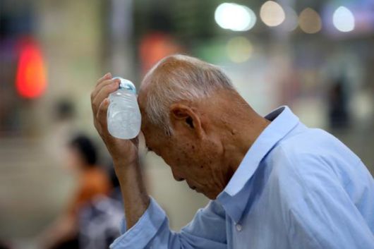 이달 3일 대구 북구 대구역 대합실에서 한 어르신이 얼음 생수통을 머리에 대고 더위를 식히고 있다. 뉴스1