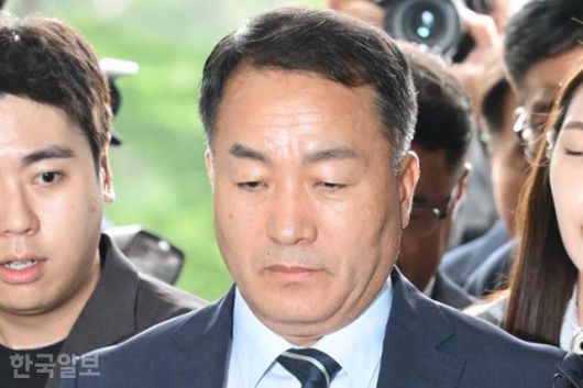 김계환 전 해병대사령관이 7일 해병대 채모 상병 순직 사건을 수사 중인 이명현 특별검사팀의 소환조사에 출석하기 위해 서울 서초구 서초한샘빌딩에 들어서고 있다. 최주연 기자