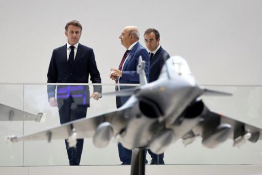 에마뉘엘 마크롱(왼쪽) 프랑스 대통령이 지난달 20일 국제파리에어쇼를 찾아 라팔 전투기 모형을 바라보고 있다. 파리=로이터 연합뉴스