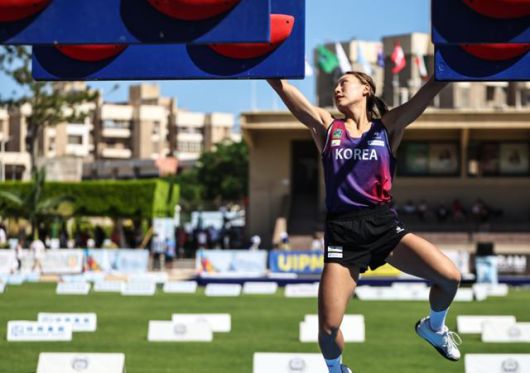 성승민이 지난 5일(현지시간) 이집트 알렉산드리아에서 열린 2025 근대5종 월드컵 파이널 장애물 경기를 진행하고 있다. 대한근대5종연맹 제공