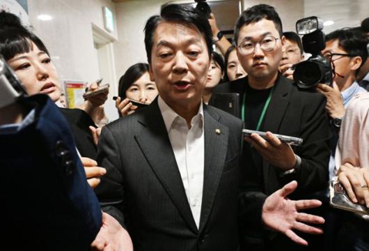 안철수 국민의힘 의원이 7일 국회에서 혁신위원장직을 사퇴하고 당대표 출마 선언을 마친 뒤 취재진에게 사퇴배경을 설명하고 있다. 고영권 기자