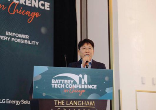 김동명 LG에너지솔루션 사장이 지난 4월 미국 시카고에서 열린 글로벌 우수 인재 채용 행사 '배터리 테크 콘퍼런스(BTC)'에서 발표를 하고 있다. LG에너지솔루션 제공
