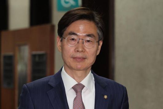 조경태 국민의힘 의원이 지난달 9일 국회에서 열린 당내 4선 의원 이상 회의에 참석하고 있다. 뉴시스
