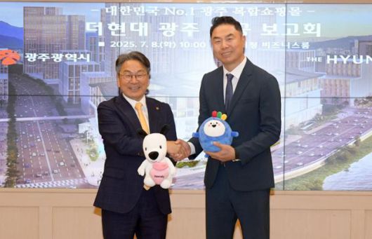 깅기정(왼쪽) 광주시장과 정지영 현대백회점 대표가 8일 광주시청에서 '더현대 광주 착공보고회'를 열고 건설 계획을 발표했다. 광주광역시 제공