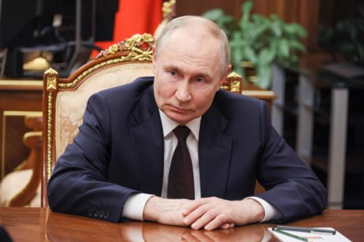 블라디미르 푸틴 러시아 대통령이 7일 모스크바 크렘린궁에서 정부 관료와 회의를 하고 있다. 러시아 대통령실 제공, 연합뉴스