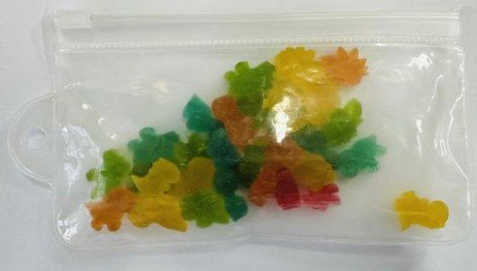 지난해 4월 한국인 남매가 태국 여행에서 사은품으로 받은 공룡 모양 대마 성분 함유 젤리. 연합뉴스 자료사진