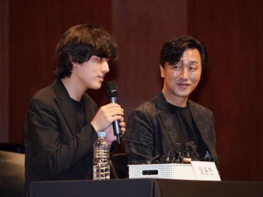 임윤찬(왼쪽)이 2022년 6월 미국 밴 클라이번 국제 피아노 콩쿠르 우승 기념 기자간담회에서 질문에 답하는 동안 스승인 손민수 한예종 교수가 대견해하는 표정으로 바라보고 있다. ⓒTaeuk Kang