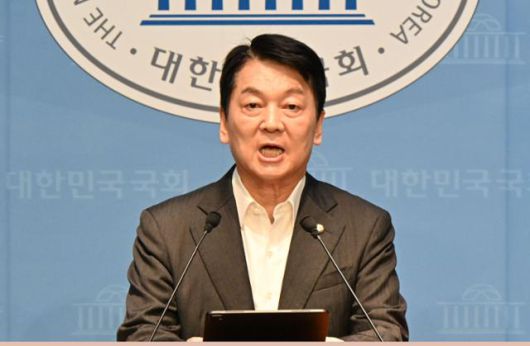 안철수 국민의힘 의원이 7일 국회 소통관에서 당 혁신위원장직 사퇴 결정을 발표한 뒤 당대표 출마를 선언하고 있다. 고영권 기자
