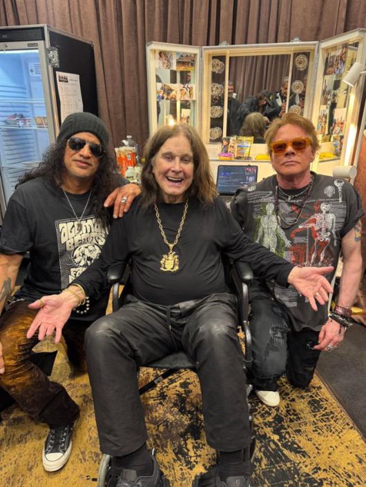 4일 영국 버밍엄에서 은퇴 공연을 한 로커 오지 오즈번(가운데)이 미국 록 밴드 건스 앤 로지스의 보컬 액슬 로즈(오르쪽), 기타리스트 슬래시와 사진을 찍고 있다. 오지 오즈번 공식 페이스북 캡처