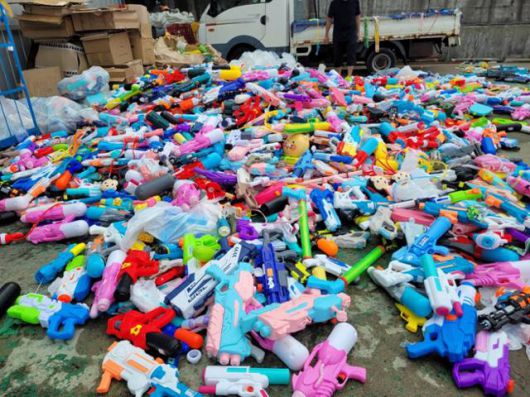 플라스틱 장난감 등을 기부받아 재활용하는 사단법인 트루의 박준성 사무총장이 7일 자신의 페이스북에 올린 최근 열린 워터밤 축제에서 사용된 후 버려진 물총들을 트루의 활동가들이 정리하는 사진. 박준성 페이스북