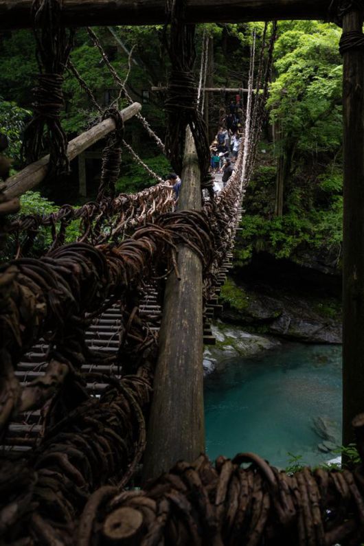 미요시시 이야노 가즈라바시가 이야 계곡 위에 떠 있다.