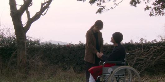 영경(왼쪽)과 수환은 서로에게 바라는 게 딱히 없다. 그저 손을 잡고 포옹하는 걸 바랄 뿐이다. 시네마 달 제공