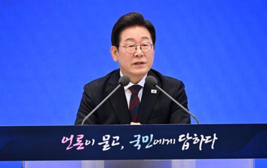 이재명 대통령이 3일 서울 종로구 청와대 영빈관에서 열린 취임 첫 공식 기자회견 '대통령의 30일, 언론이 묻고 국민에게 답하다'에 참석해 기자들의 질문에 답하고 있다. 왕태석 선임기자