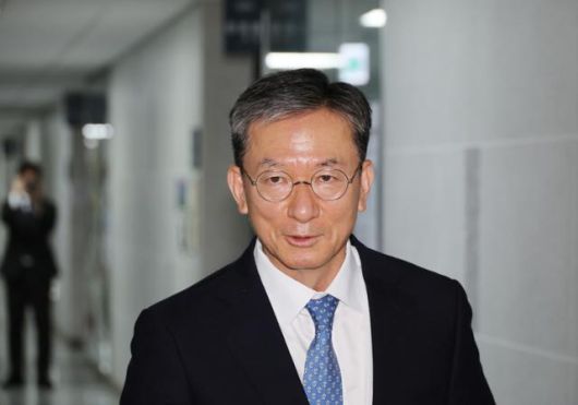 이재명 정부의 첫 법무부 장관 후보자로 지명된 더불어민주당 정성호 의원이 지난달 30일 국회 의원회관 의원실로 들어서고 있다. 연합뉴스