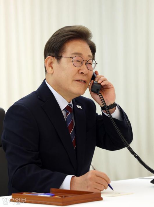 지난달 6일 이재명 대통령이 서울 한남동 관저에서 도널드 트럼프 미국 대통령과 전화 통화를 하기 위해 수화기를 들고 있다. 왕태석 선임기자