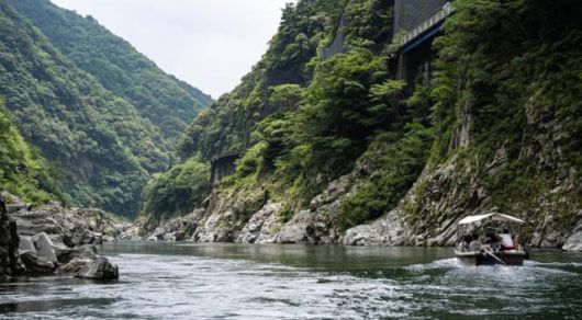 미요시시 오보케협곡 유람선이 요시노강을 따라 운항하고 있다.