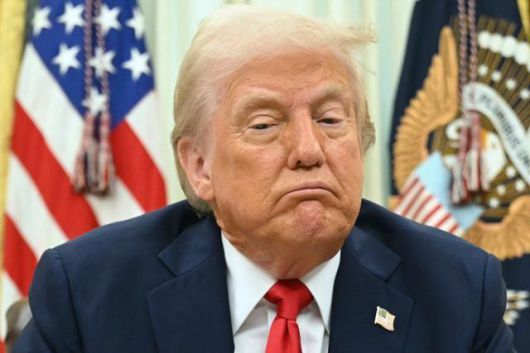 도널드 트럼프 미국 대통령이 지난달 31일 워싱턴 백악관 집무실(오벌오피스)에서 행정명령에 서명하기 전 기자들과 대화하고 있다. 워싱턴=AP 연합뉴스