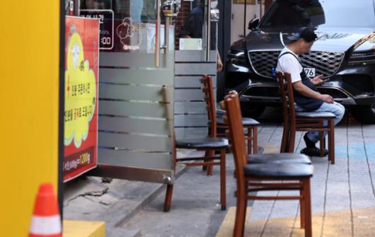 사진은 지난달 12일 서울의 한 식당가에 손님이 없는 모습. 연합뉴스