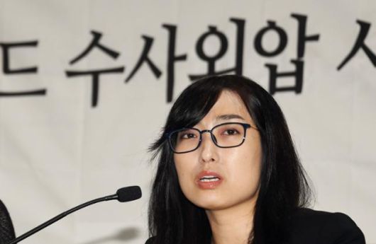 2018년 안미현 검사가 서울 서초구 변호사교육문화회관에서 기자회견을 열고 문무일 검찰총장이 강원랜드 수사에 외압을 행사했다고 주장하고 있다. 한국일보 자료사진