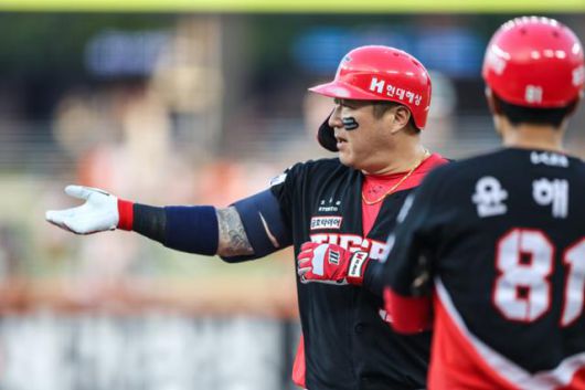 KIA 최형우가 8일 대전 한화생명볼파크에서 열린 한화와 경기에서 안타를 친 후 더그아웃을 바라보고있다. KIA 제공