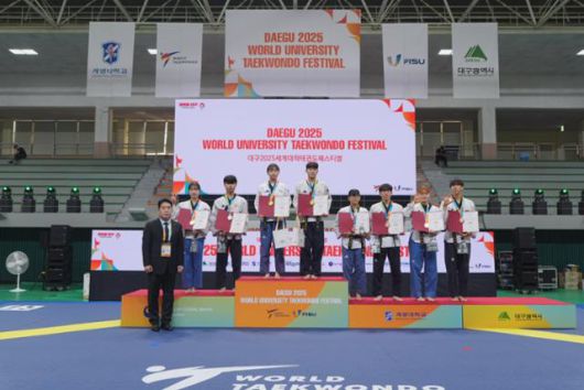 8일 대구 계명대학교에서 열린 2025 대구세계대학태권도페스티벌에서 정병기 조직위원회 사무총장이 공인품새(G1) 복식전 수상자들과 기념촬영을 하고 있다. 대회 조직위원회 제공
