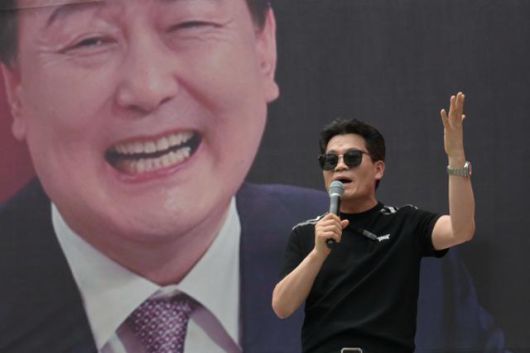 9일 서울 서초구 중앙지법 인근에서 신자유연대 등이 주최한 '영장 기각 촉구' 집회에서 전한길 강사가 발언하고 있다. 강예진 기자