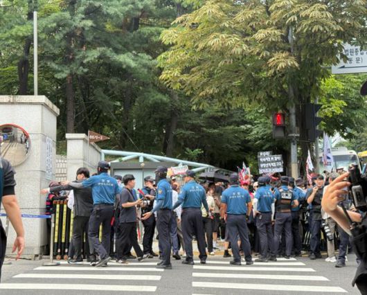 윤석열 전 대통령 실질심사를 앞둔 9일 오후 1시 50분쯤 서울중앙지법 동문 앞 횡단보도를 경찰이 통제하고 있다. 허유정 기자