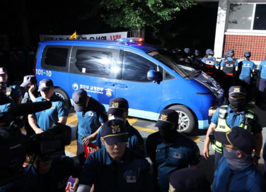 윤석열 전 대통령을 태운 법무부 호송차량이 9일 오후 경기 의왕시 서울구치소로 들어가고 있다. 윤 전 대통령은 이날 서울중앙지방법원에서 열린 영장실질심사를 마치고 서울구치소에서 대기하다가 10일 새벽 영장이 발부되면서 미결 수용자 수용동에 수감됐다. 뉴시스